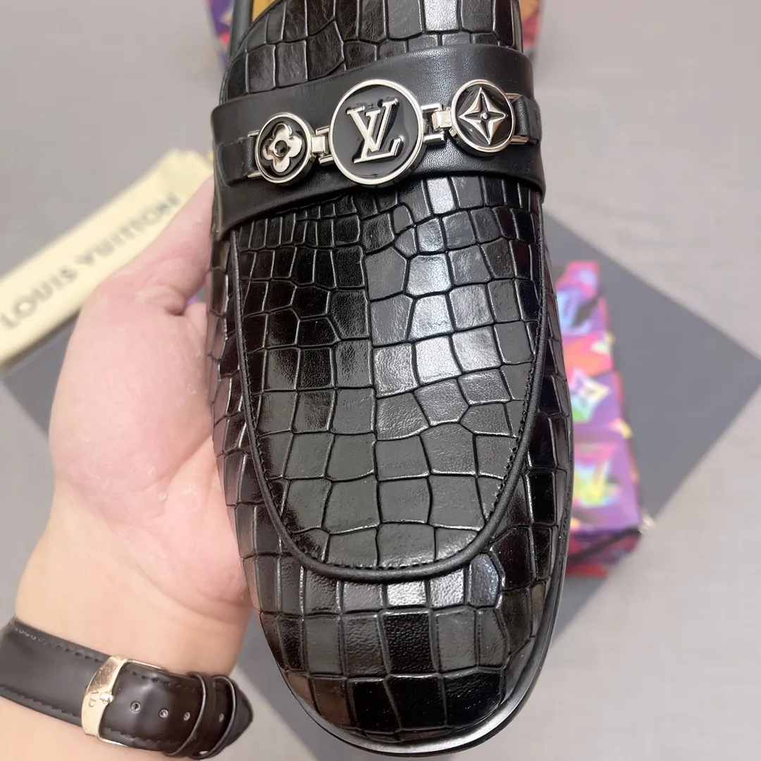 p440【LV】《Lv leather shoes are a must-have for trendy men. 👟Strong European fashion atmosphere. Generous shoe last. High-end quality. Fully imported first-layer cowhide. Sheepskin lining. Comfortable on the feet. Lightweight rubber outsole is thick and comfortable. 👍👍Its unique talent lies in its unremitting pursuit of innovation. 0️⃣0️⃣2️⃣ Code number 39 to 44 (Can be customized for 38.45) No. 0117